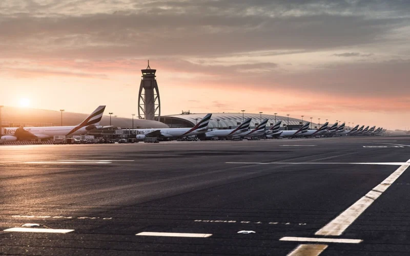 تعديل مسارات الطيران.. إلغاء وتحويل 35 رحلة جوية بسبب تقلبات الطقس المفاجئة